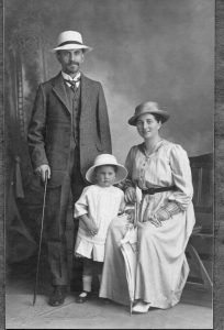 De heer en mevrouw Dominicus met hun oudste kind Berta in 1918 in Grahamstown.